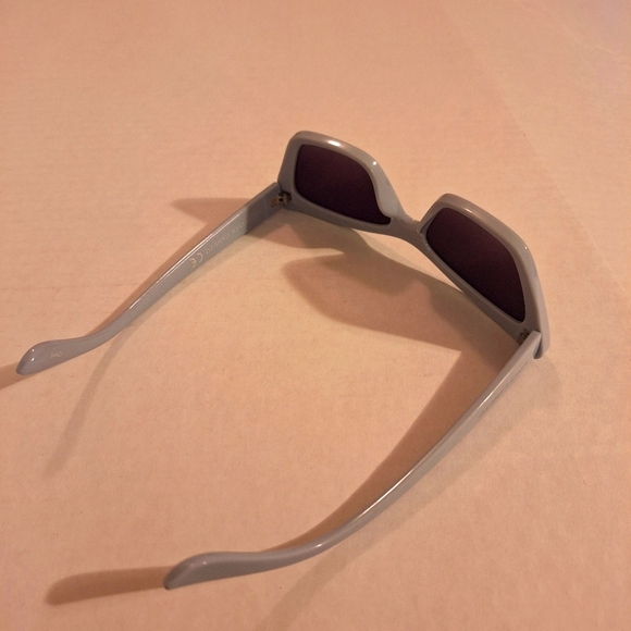 VINCE CAMUTO Cat Eye Light Blue Sunglasses VC899 - Picture 6 of 6